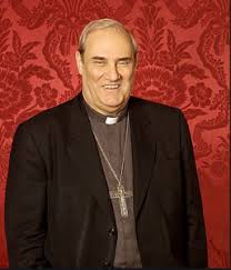 Portrait de Mgr Jean-Claude Turcotte portant une tenue ecclésiastique.