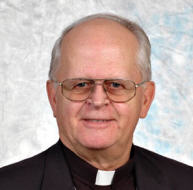 Portrait officiel de Mgr Gaumond, prêtre portant un col romain et des lunettes, photo professionnelle