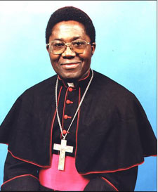 Portrait officiel de Mgr Cyprien Mbuka, évêque portant ses habits épiscopaux avec une croix pectorale